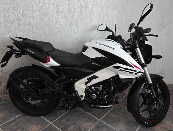 BAJAJ DOMINAR 160 